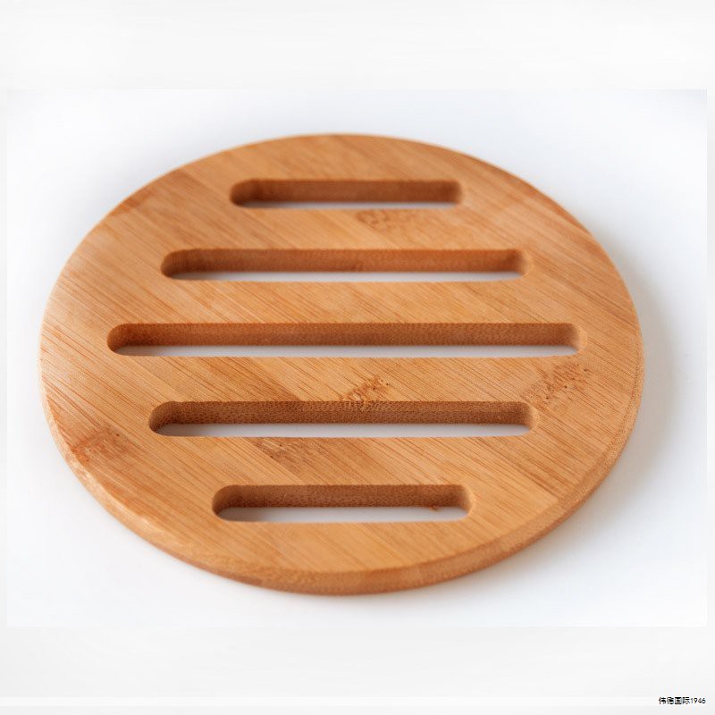 最近迷上了瓶盖的二次利用，收藏瓶盖的同时把它们变成了独特的艺术与实用物件。家人都说每个人都会有自己的爱好，换个视角，这不也挺有意思吗？这些看似普通的瓶盖，经我的巧思改造，竟然能变成一组环保与创意并存的日常小物。