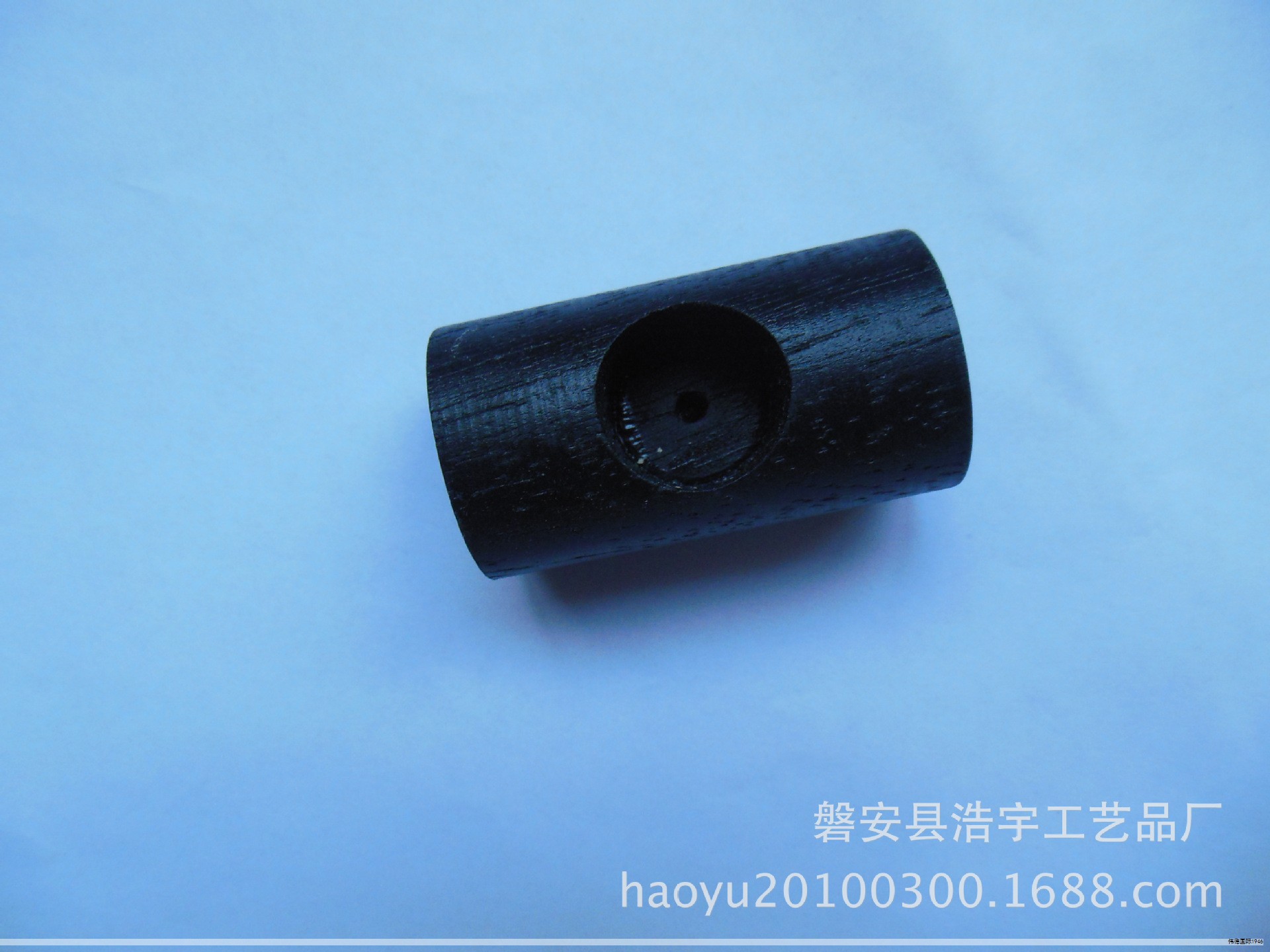 以“天圆地方、天人合一”为设计理念的小方瓶展馆,呈现出品牌理念与市场策略的高度融合,旨在让八达岭银盖纯粮这一核心单品在视觉与体验层面全面焕新。 以“天圆地方、天人合一”为设计理念的小方瓶展馆,呈现出品牌理念与市场策略的高度融合,旨在让八达岭银盖纯粮这一核心单品在视觉与体验层面全面焕新。