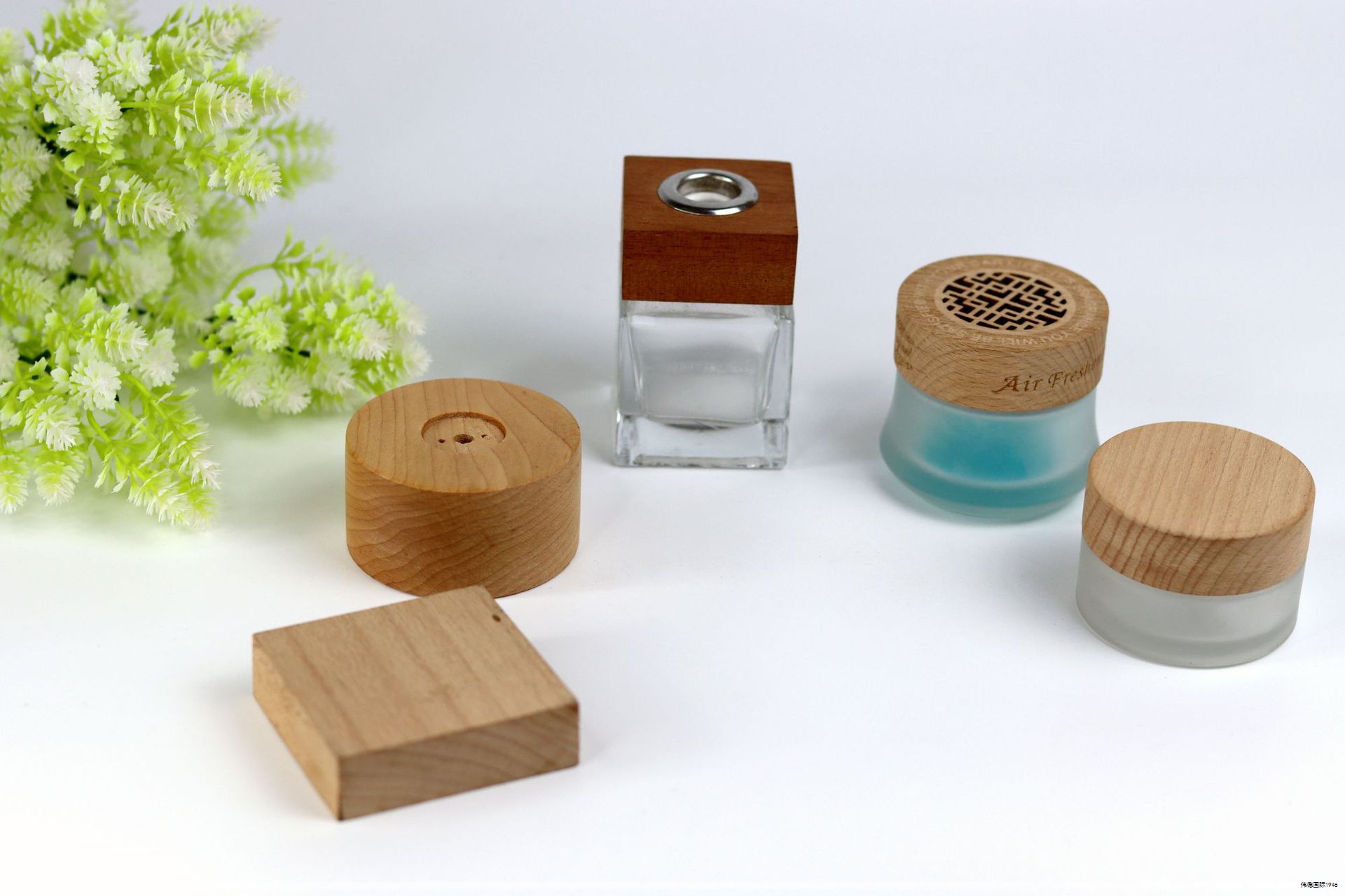 想要一款既好闻又持久的万宝龙香水,怎么选才不踩坑?香味的感受因人而异,别人觉得好闻未必合你口味;而香水的留香时间同样关键,出门没多久就散了可不划算。下面整理了几款口碑与气质兼具的万宝龙香氛,帮助你找到更契合自己的那一款。 想要一款既好闻又持久的万宝龙香水,怎么选才不踩坑?香味的感受因人而异,别人觉得好闻未必合你口味;而香水的留香时间同样关键,出门没多久就散了可不划算。下面整理了几款口碑与气质兼具的万宝龙香氛,帮助你找到更契合自己的那一款。