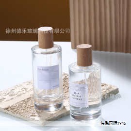 梅森马吉拉以极简而富有态度的设计著称,其REPLICA系列延续了同系列的叙事香氛风格。瓶身简约、金属喷头、底部白色编织绳搭配纯棉标签,去掉瓶盖的设计让香氛本身成为关注焦点。这一系列常以日常场景为灵感,打造出易于记忆又不失独特性的香气记叙。下面整理的十款香水,男女皆可使用,适合不同场景与气质,可作为入手参考。 梅森马吉拉以极简而富有态度的设计著称,其REPLICA系列延续了同系列的叙事香氛风格。瓶身简约、金属喷头、底部白色编织绳搭配纯棉标签,去掉瓶盖的设计让香氛本身成为关注焦点。这一系列常以日常场景为灵感,打造出易于记忆又不失独特性的香气记叙。下面整理的十款香水,男女皆可使用,适合不同场景与气质,可作为入手参考。