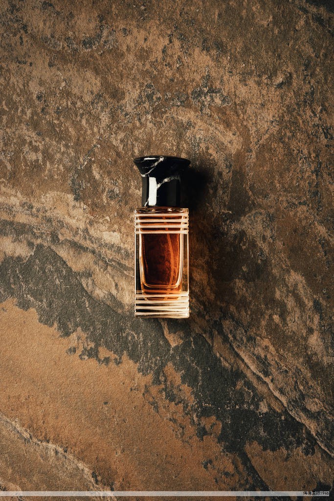 香水的魅力在于无形之中改变气质,错误的喷法和盲目追随标签往往让效果适得其反。面对琳琅满目的国货香水,选对一支既好闻又不贵的,才是真正提升形象的关键。下面给出几支性价比高、并得到周围女性朋友认可的入门级男士香水,便于日常出门和正式场合使用。 香水的魅力在于无形之中改变气质,错误的喷法和盲目追随标签往往让效果适得其反。面对琳琅满目的国货香水,选对一支既好闻又不贵的,才是真正提升形象的关键。下面给出几支性价比高、并得到周围女性朋友认可的入门级男士香水,便于日常出门和正式场合使用。