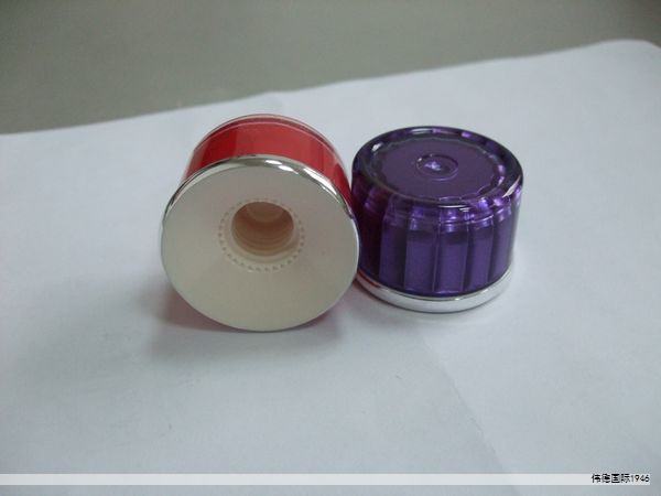 可口可乐推出全新瓶盖设计,目标在于解决瓶盖易丢的问题,提升饮用时的便捷性与安全性。 可口可乐推出全新瓶盖设计,目标在于解决瓶盖易丢的问题,提升饮用时的便捷性与安全性。