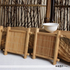 木质调香氛具有温暖、优雅、干练与安定的气质,男女皆宜,尤其适合温和且富有文艺气质的女性、气质从容的绅士,以及稳重成熟的男性。 木质调香氛具有温暖、优雅、干练与安定的气质,男女皆宜,尤其适合温和且富有文艺气质的女性、气质从容的绅士,以及稳重成熟的男性。