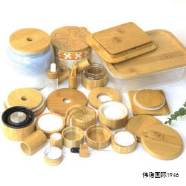 在静心创作的旅程中,侘寂之美缓缓显现。它带来质朴与谦逊的气质,仿佛远离喧嚣的宁静;极简而纯粹的风格中,又隐藏着缓慢而谨慎的坚定与内在的智慧。木质外壳包裹着一个20毫升的玻璃香水瓶,既可作装饰,又可直接使用,呈现出简雅而耐看的美感。 在静心创作的旅程中,侘寂之美缓缓显现。它带来质朴与谦逊的气质,仿佛远离喧嚣的宁静;极简而纯粹的风格中,又隐藏着缓慢而谨慎的坚定与内在的智慧。木质外壳包裹着一个20毫升的玻璃香水瓶,既可作装饰,又可直接使用,呈现出简雅而耐看的美感。