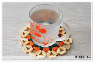 我们收集了各式各样的瓶盖,家长们细心地把瓶盖清洗干净,为制作做好准备。 我们收集了各式各样的瓶盖,家长们细心地把瓶盖清洗干净,为制作做好准备。