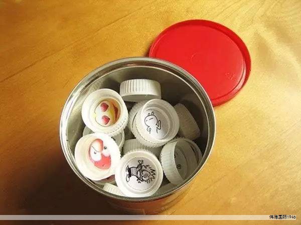 本模具为一模两腔、三板结构,塑件的外部轮廓由两块哈夫滑块对碰成型,内螺纹由螺纹型芯成形,内孔则通过定模型芯与动模型芯对碰形成。由于哈夫滑块的脱模行程较小,滑块采用斜导柱驱动脱模。塑件的内孔采用定模型芯与动模型芯分型对碰的成型方案。 本模具为一模两腔、三板结构,塑件的外部轮廓由两块哈夫滑块对碰成型,内螺纹由螺纹型芯成形,内孔则通过定模型芯与动模型芯对碰形成。由于哈夫滑块的脱模行程较小,滑块采用斜导柱驱动脱模。塑件的内孔采用定模型芯与动模型芯分型对碰的成型方案。