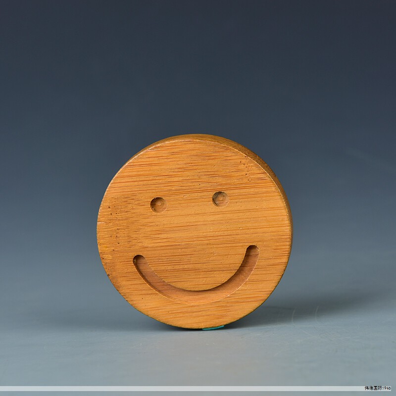 四件TF香水小样套装，一次拥有四款热门香氛，总量30ml，超值价仅269元，四瓶7.5ml装合计不到单瓶正装的一小部分，性价比极高。方瓶方盖的设计延续品牌风格，包装简洁大方，放在梳妆台上极具格调，送礼自用皆相宜。