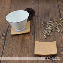 本发明提供一种用于矿泉水瓶盖的批量打标设备，旨在实现上料、翻转定位、打标、除尘与整理的一体化高效作业，提升生产效率与打标质量。