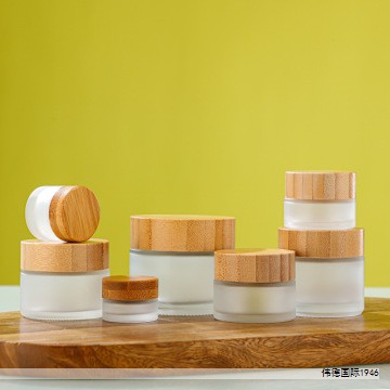 高端香水往往以端庄大气的气质、耐久的留香和独特的香韵著称。下面精选几款风格独特、细节精致的香氛，适合追求高品位与长久印象的你。