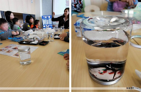 本发明涉及带有螺纹或通过旋转动作固定的帽状盖，尤其是一种内外滑动式的塑料组合瓶盖及其制造方法，其结构包括内盖、外盖及固定于内盖上的环形垫片。外盖顶部设有开口，内盖顶端的凸起嵌入该开口并与外盖密封固定；内盖与外盖之间、以及内盖与环形垫片之间通过卡合方式连接。