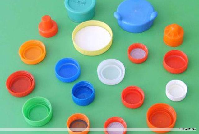 梅森·马吉拉的Replica系列以独特的叙事性香氛著称，把记忆、情感与场景融入每一支香水之中。它们像时间与地点的印象照片，带来强烈的故事性与情境感，使用者仿佛置身于某个特定时空中，唤起情感与回忆。