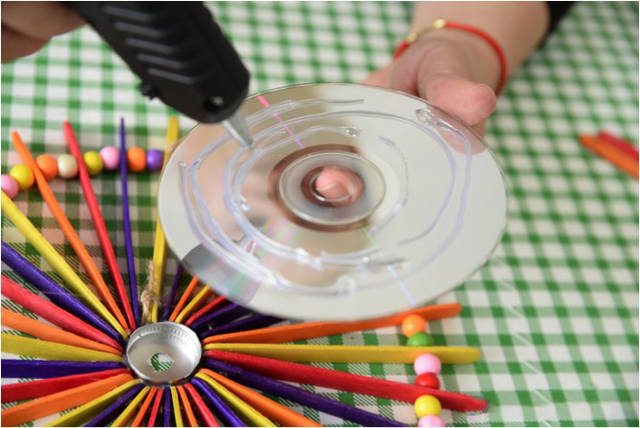 通过批量订购折扣（如10万包9折）、返利机制（季度/年度奖励）和增值服务（免费铺货、试吃体验）提升利润空间