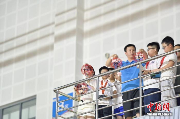 无人机空投礼物科技点亮浙BA赛事现场