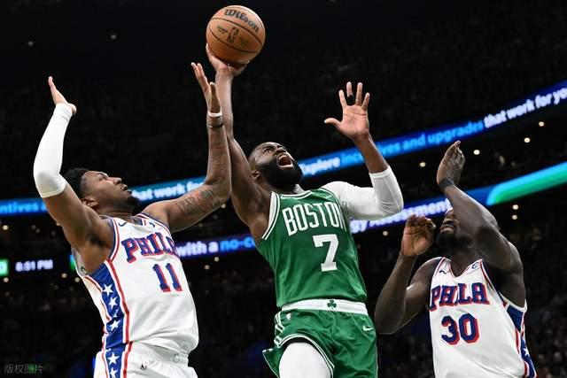 76人埃奇库姆狂砍30分逆转凯尔特人扳平系列赛